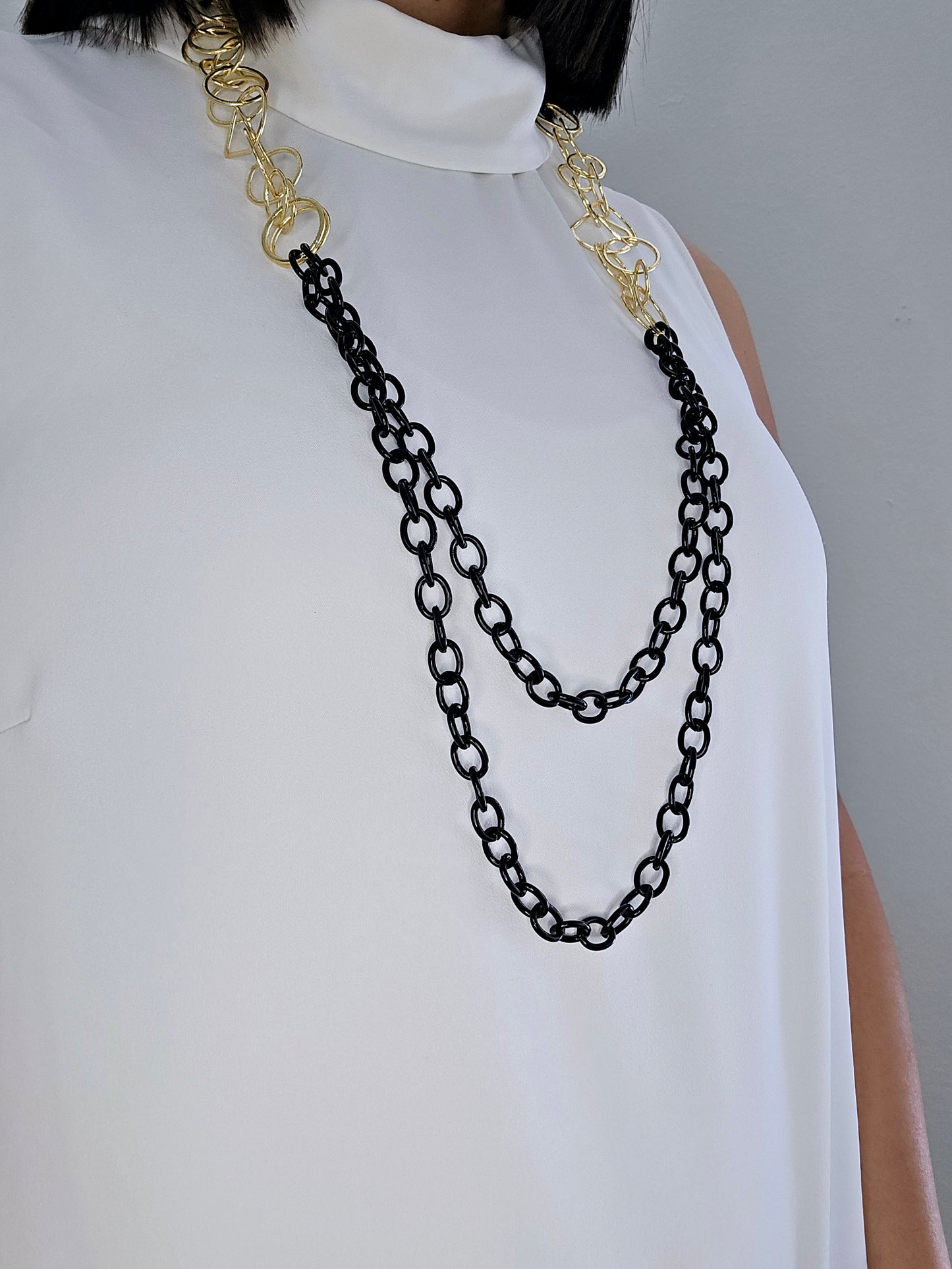 Collar doble cadena negra, con eslabones dorados, largo