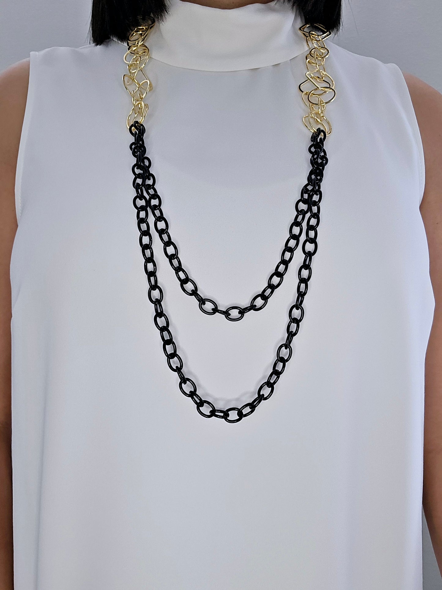 Collar doble cadena negra, con eslabones dorados, largo