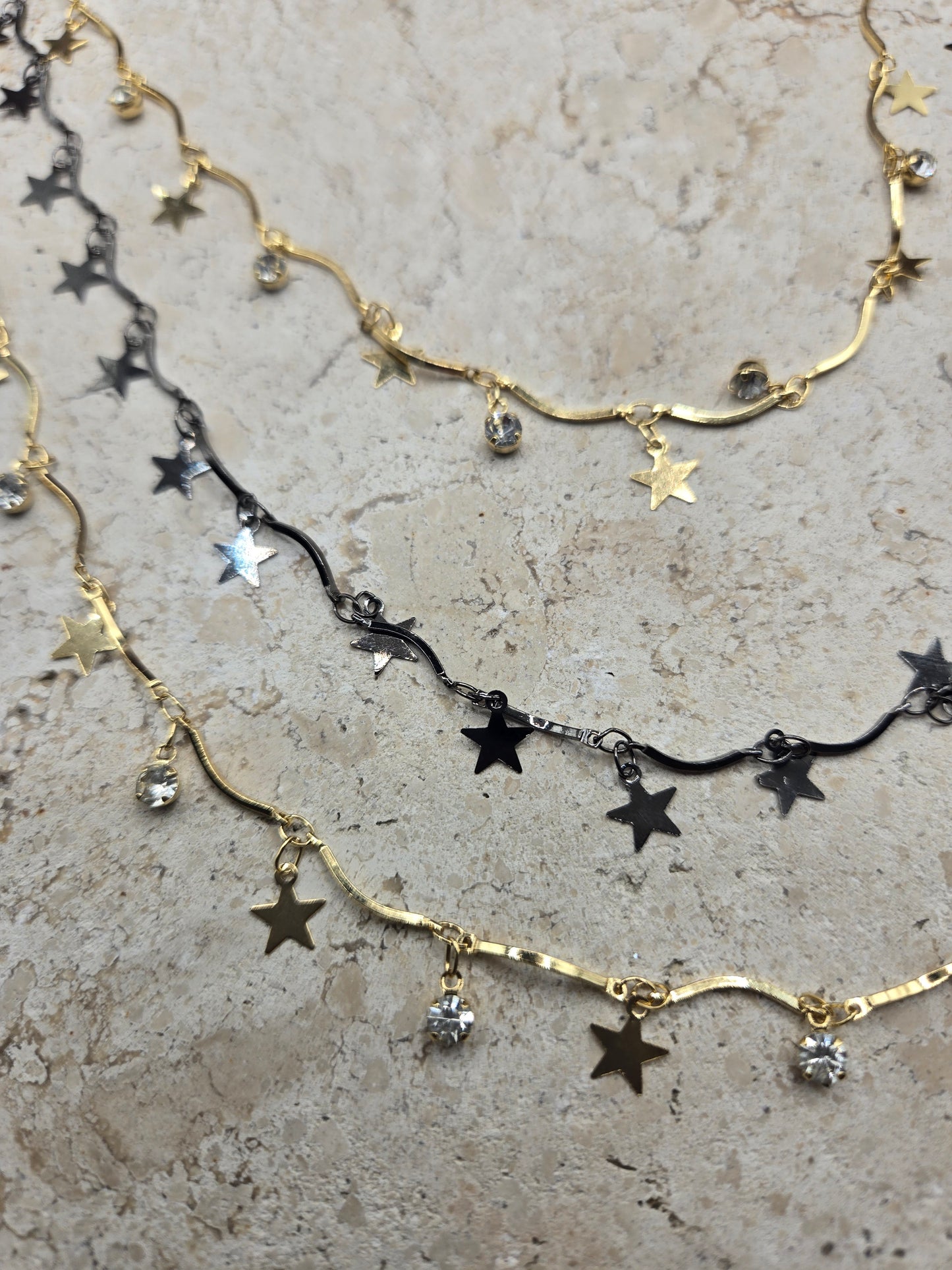 Collar estrellas y brillantes, largo, dorado y negro